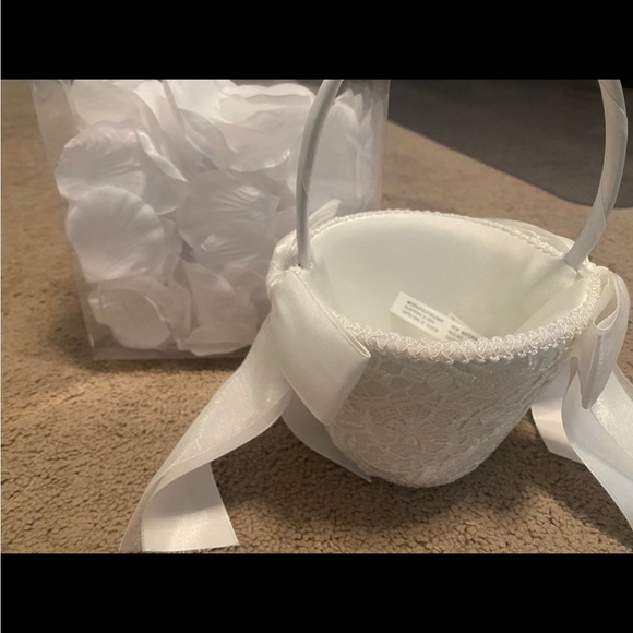 Wedding Bundle - Flower Girl Basket and Petals - Picture 5 of 5